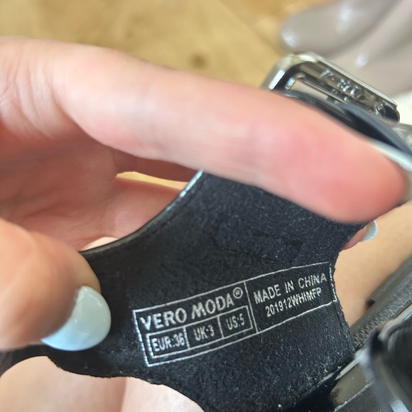 Sandales noires lustrées de VERO MODA. Taille EUR 36 / US 5. - Picture 3 of 3